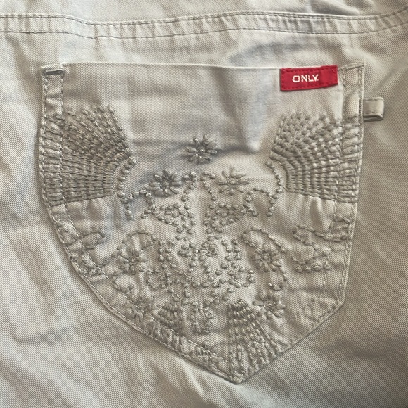 ONLY embroidered shorts - Picture 3 of 4